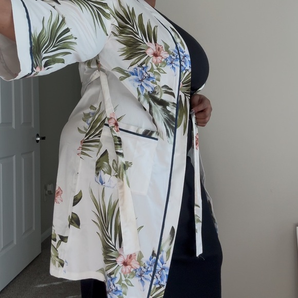 Beautiful robe - Picture 2 of 5